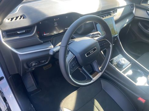 New 2025 Jeep Grand Cherokee Altitude image 10