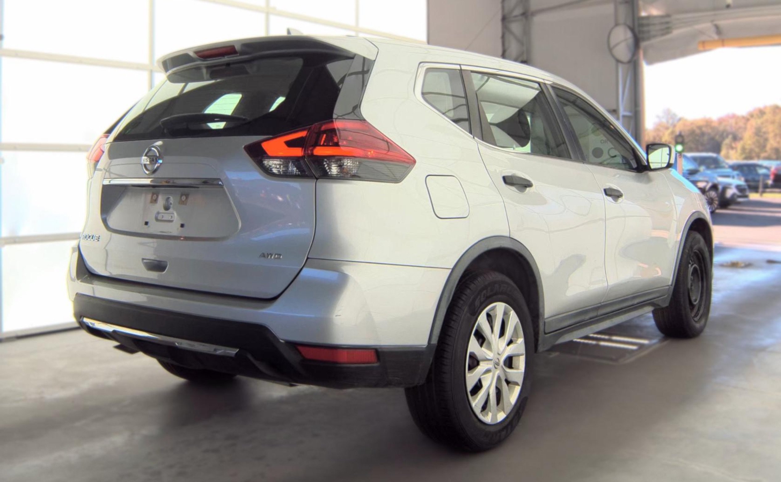 Used 2018 Nissan Rogue S AWD/4WD image 3