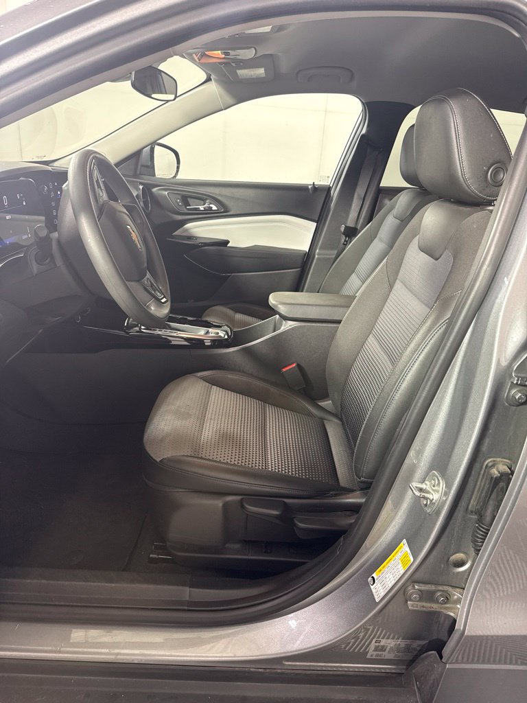 Used 2025 Chevrolet Trax LT FWD image 15