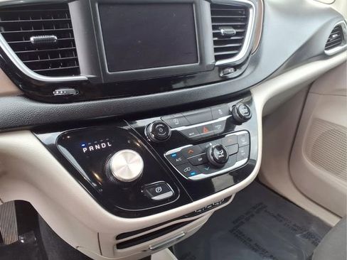 Used 2024 Chrysler Voyager LX FWD image 5