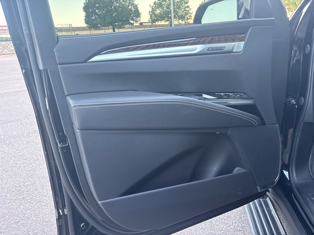 Used 2026 Cadillac Escalade Platinum Sport w/ LPO, ONYX Package AWD/4WD image 9