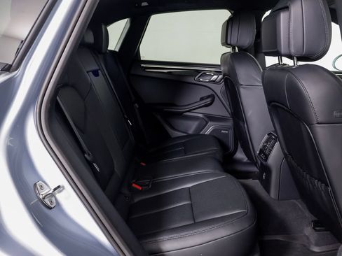 Certified 2026 Porsche Macan AWD/4WD image 9