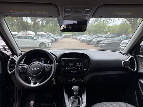 Used 2025 Kia Soul LX w/ LX Technology Package FWD image 30