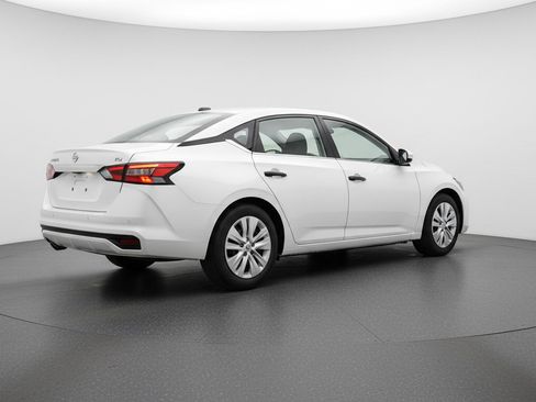 Used 2025 Nissan Sentra S image 9