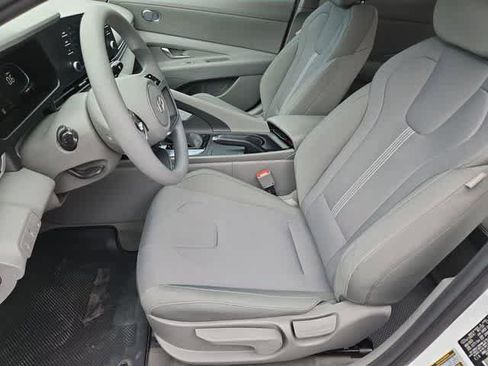 Certified 2025 Hyundai Elantra SE image 16
