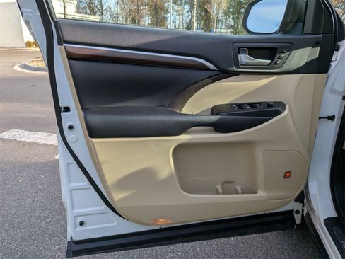 Used 2016 Toyota Highlander Limited image 12