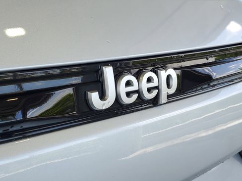 Used 2024 Jeep Grand Cherokee Laredo image 5