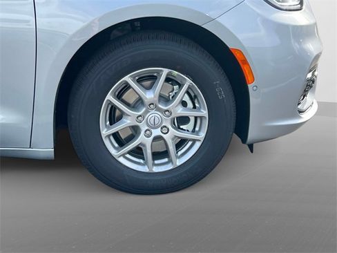 New 2026 Chrysler Pacifica Select image 8