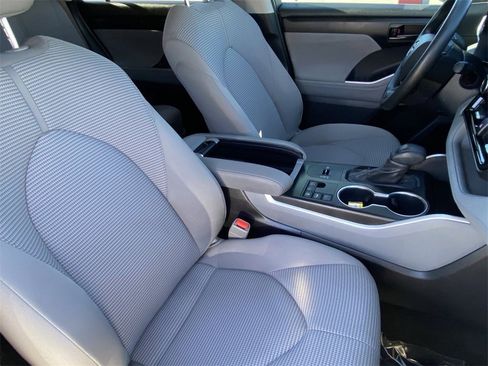 Certified 2023 Toyota Highlander L image 13