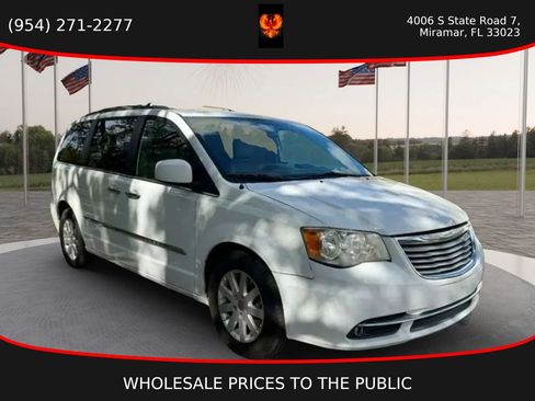 Used 2014 Chrysler Town & Country Touring w/ Driver Convenience Group FWD image 2