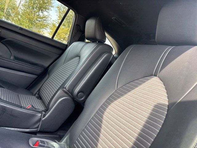 Used 2023 Toyota Highlander XSE FWD image 7
