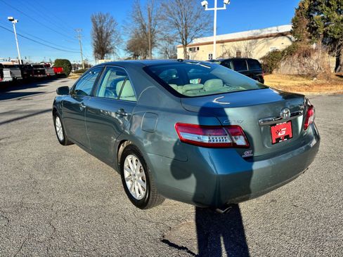 Used 2011 Toyota Camry XLE w/ XLE Extra-Value Pkg #1 FWD image 3