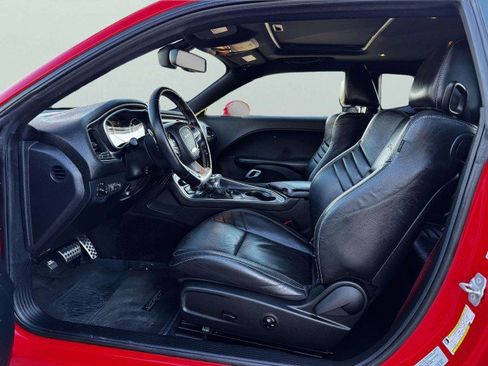 Used 2015 Dodge Challenger SRT image 18