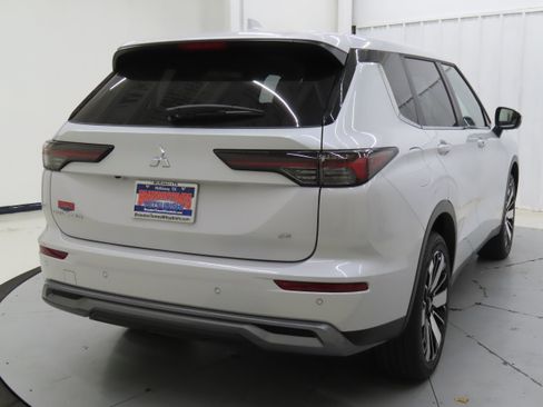 New 2025 Mitsubishi Outlander SE image 3