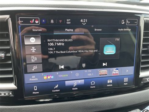 Used 2025 Chrysler Pacifica Select image 16