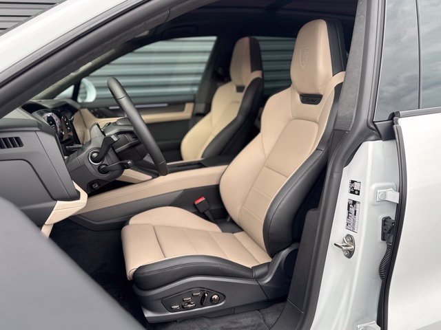 New 2026 Porsche Cayenne Turbo AWD/4WD image 5