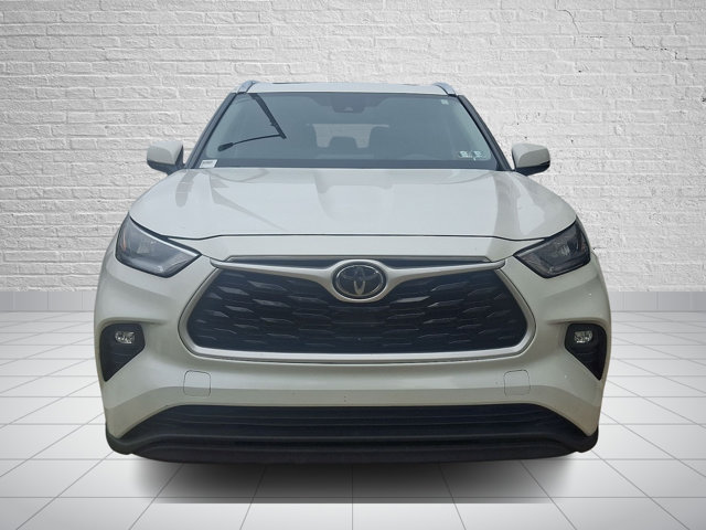 Used 2020 Toyota Highlander XLE AWD/4WD image 2