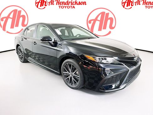Used 2023 Toyota Camry SE image 1