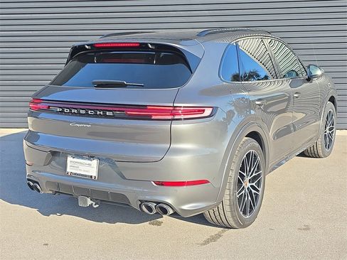 Used 2025 Porsche Cayenne image 7