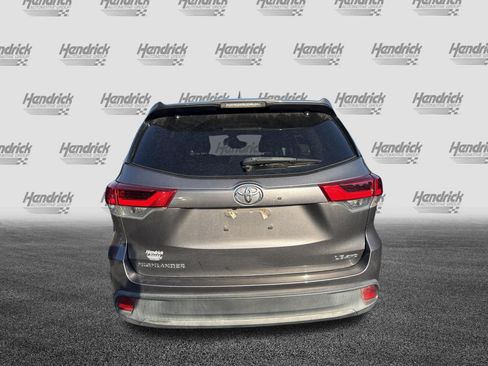 Used 2018 Toyota Highlander Plus AWD/4WD image 9