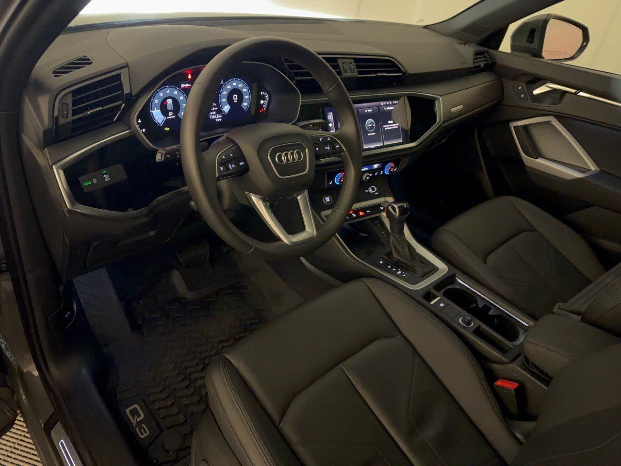 Used 2025 Audi Q3 2.0T Premium w/ Convenience Package AWD/4WD image 4