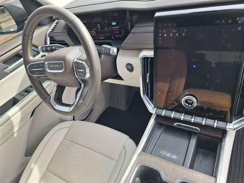 Used 2024 GMC Acadia Denali FWD image 32