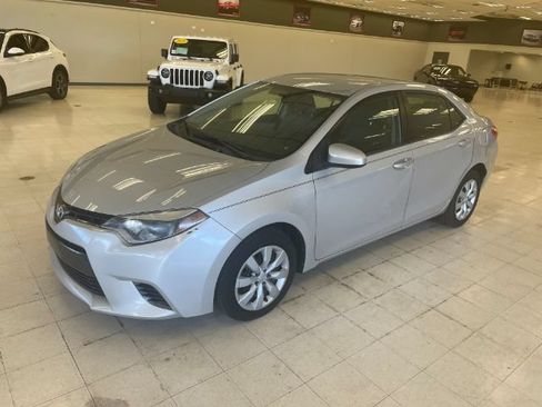 Used 2015 Toyota Corolla LE FWD image 2