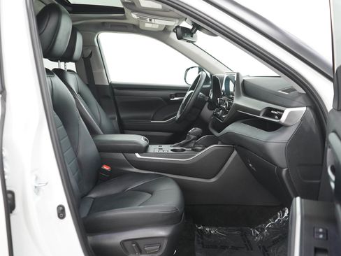 Used 2025 Toyota Highlander XLE AWD/4WD image 11