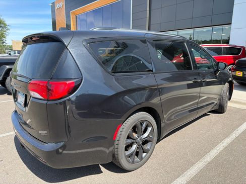 Used 2020 Chrysler Pacifica Touring-L FWD image 3