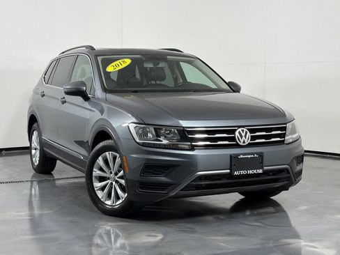 Used 2018 Volkswagen Tiguan SE w/ Panoramic Sunroof Package FWD image 2