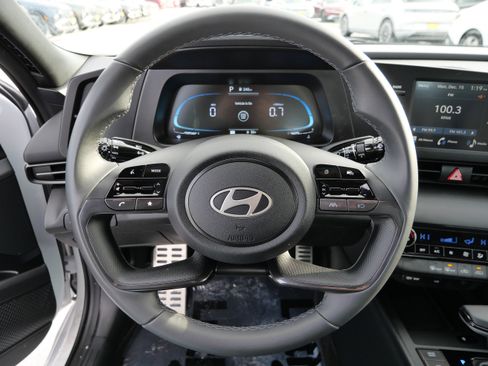 Certified 2025 Hyundai Elantra Sport image 26