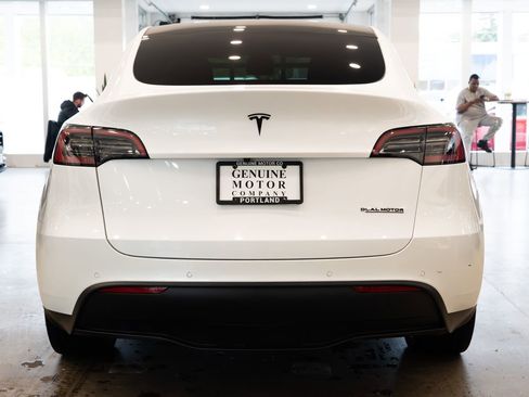 Used 2021 Tesla Model Y Long Range AWD/4WD image 5