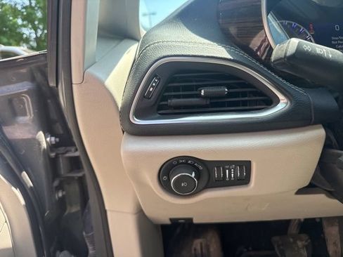 Used 2021 Chrysler Pacifica Limited AWD/4WD image 13
