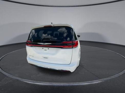 Used 2024 Chrysler Pacifica Touring-L FWD image 7