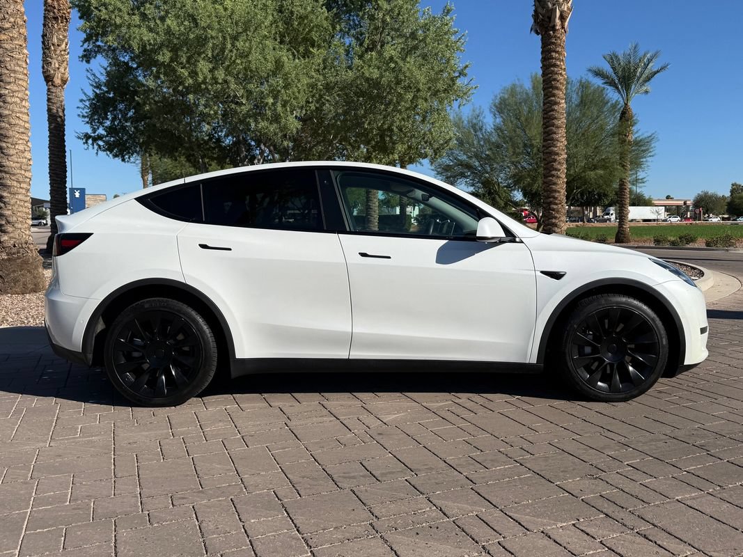 Used 2022 Tesla Model Y Long Range AWD/4WD image 2