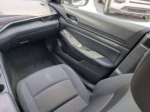 Used 2025 Nissan Altima 2.5 SV FWD image 18