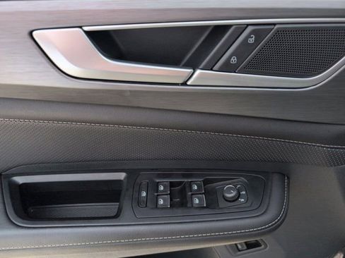 Used 2025 Volkswagen Atlas Cross Sport SE FWD image 13