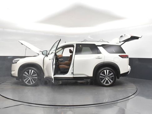 Used 2024 Nissan Pathfinder Platinum w/ Cargo Package image 49