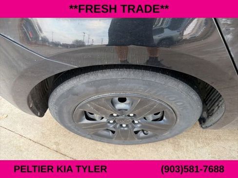 Used 2017 Kia Forte LX image 12