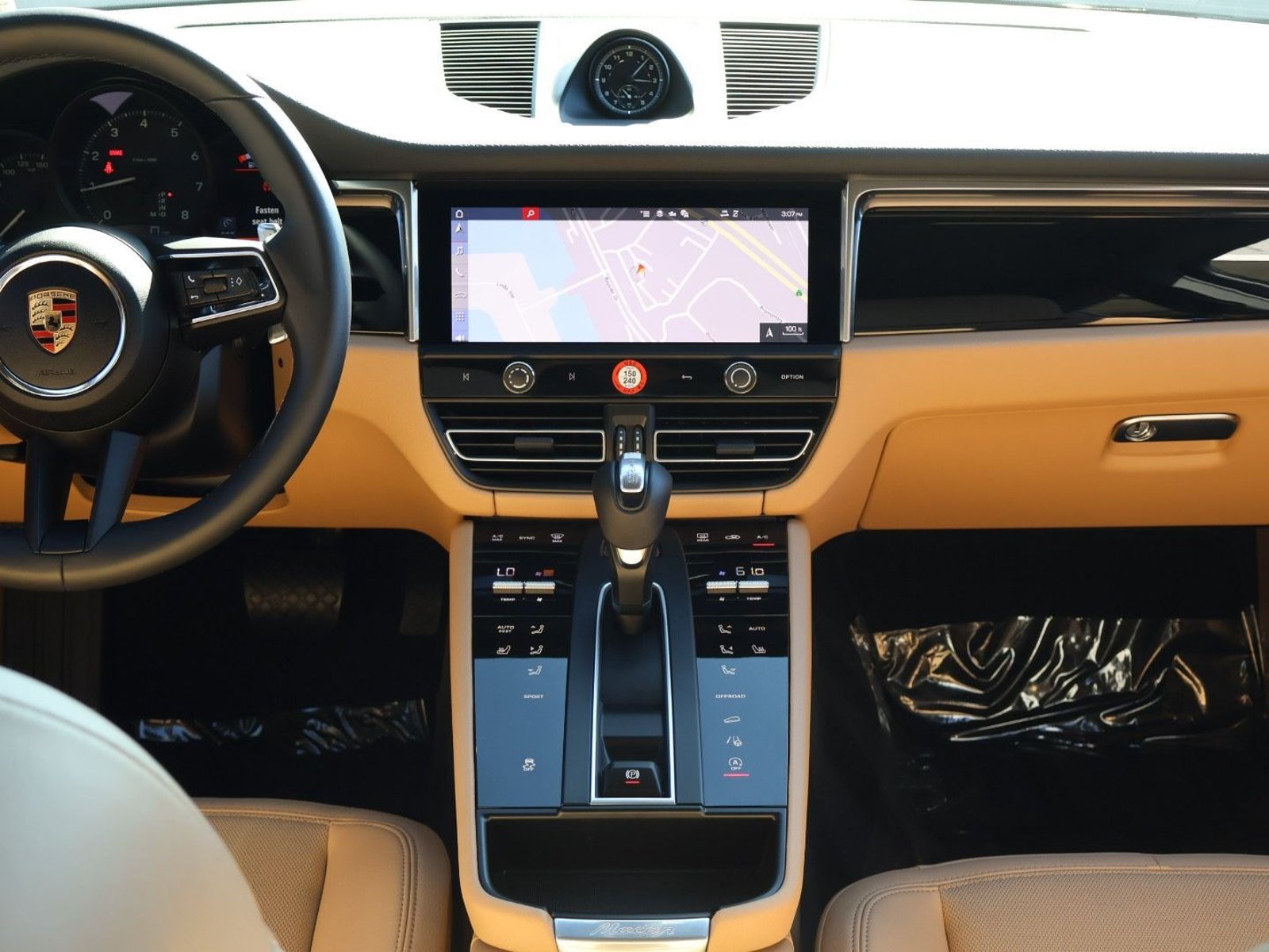 Certified 2025 Porsche Macan AWD/4WD image 20