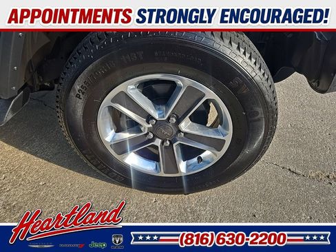 Used 2018 Jeep Wrangler Unlimited Sahara AWD/4WD image 24