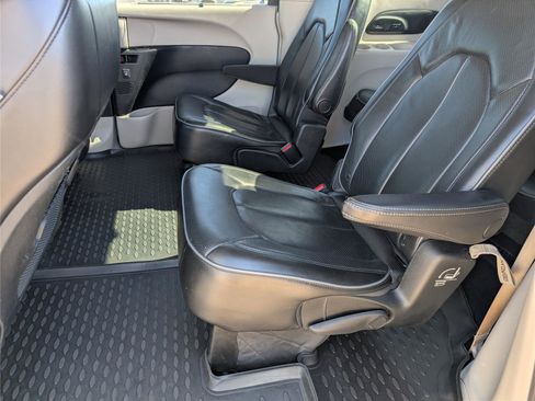 Used 2018 Chrysler Pacifica Limited image 32