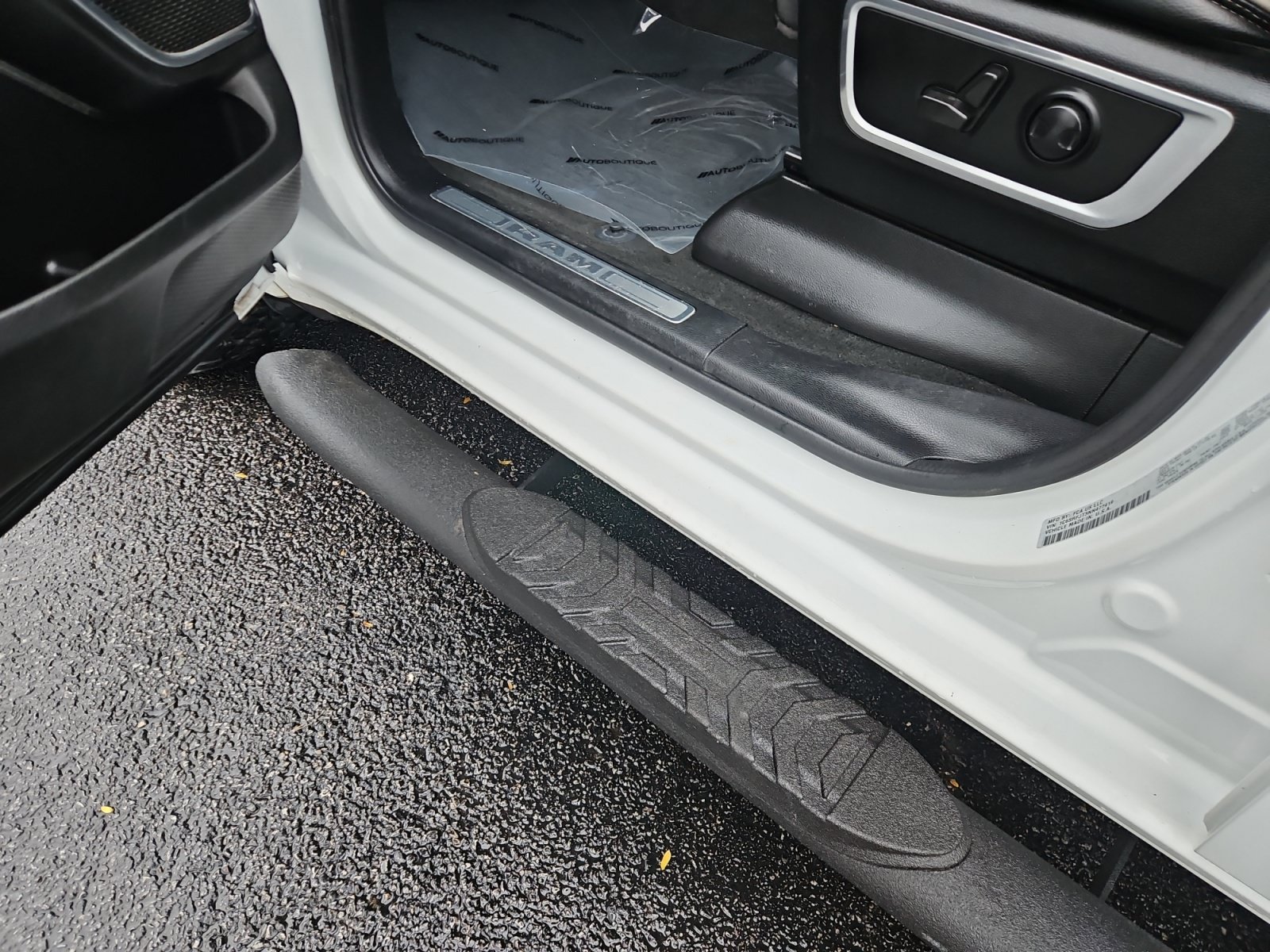 Used 2022 RAM 1500 Laramie AWD/4WD image 17