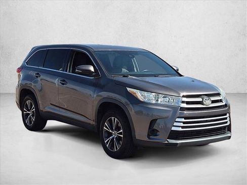 Used 2019 Toyota Highlander LE FWD image 3