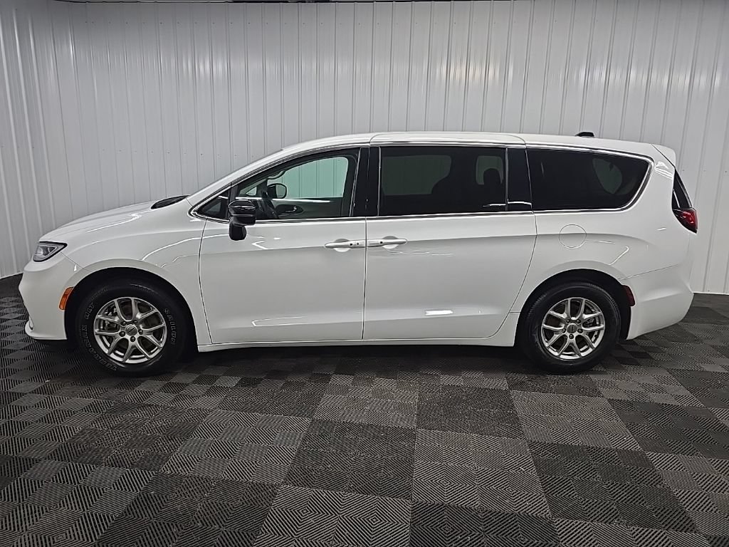 Used 2024 Chrysler Pacifica Touring-L FWD image 5