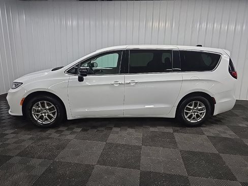 Used 2024 Chrysler Pacifica Touring-L FWD image 5
