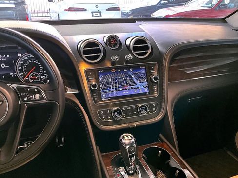 Used 2018 Bentley Bentayga Activity image 6
