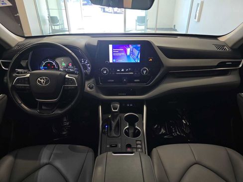 Used 2023 Toyota Highlander XLE AWD/4WD image 10