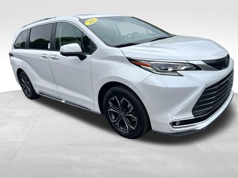 Certified 2025 Toyota Sienna Platinum AWD/4WD image 7