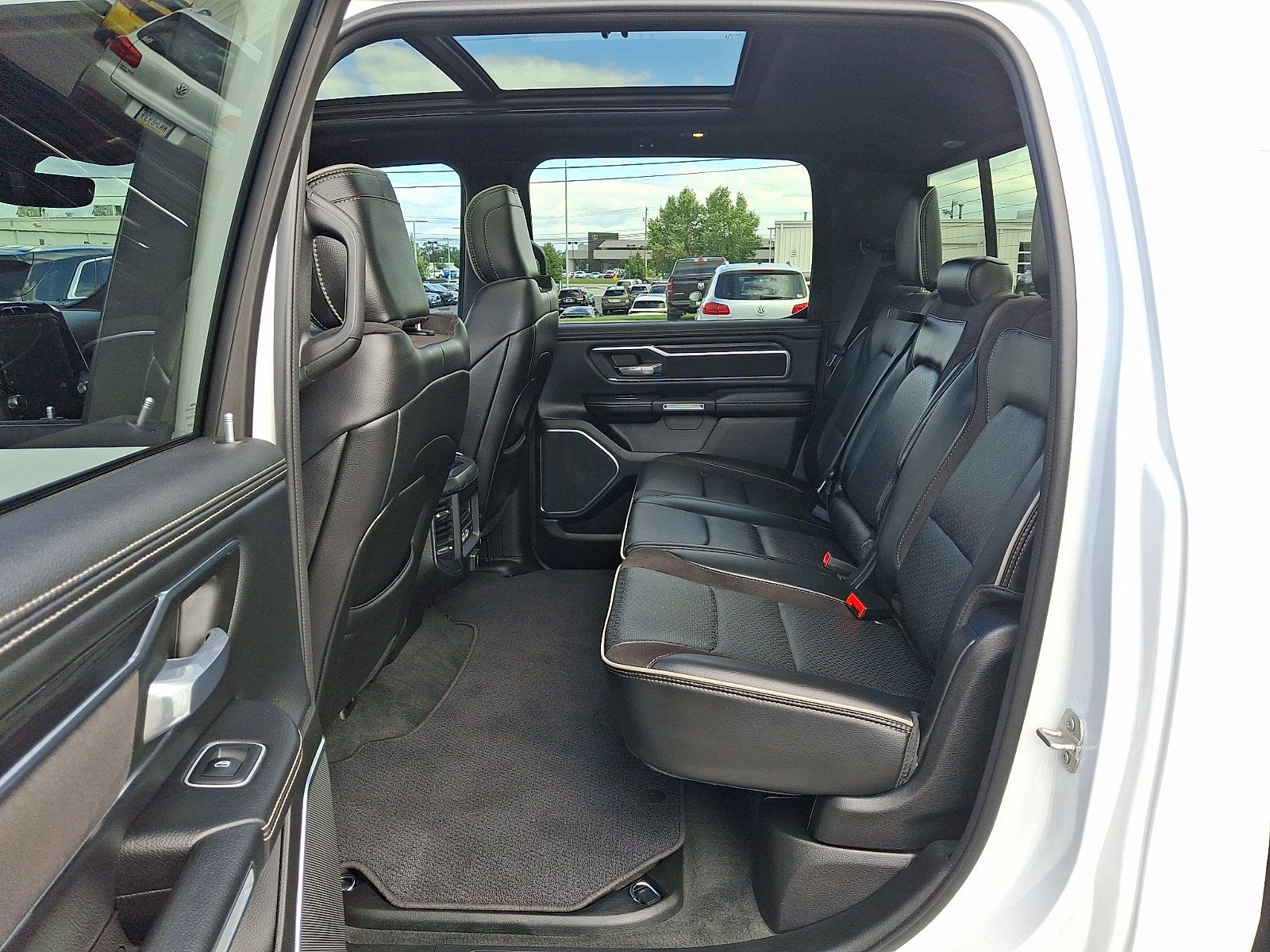 Used 2024 RAM 1500 Laramie AWD/4WD image 10